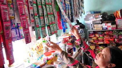 “Thôn tính” mì gói, bánh kẹo ảnh 1