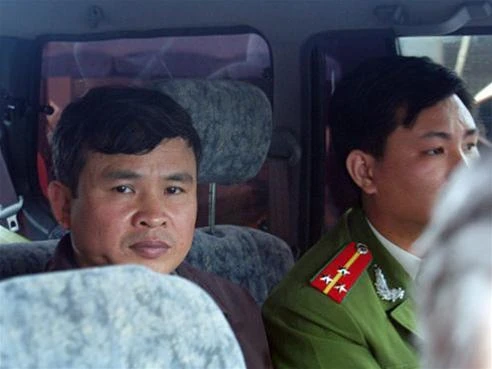 Lực lượng công an dẫn giải.