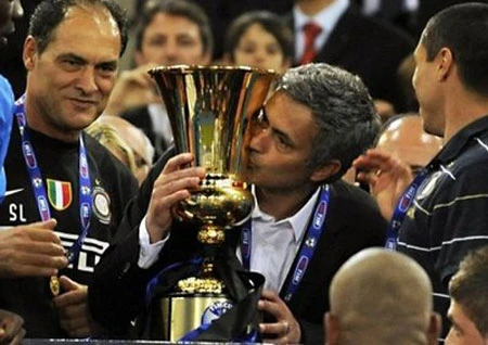 Mourinho “lạnh lùng” đón nhận chiến thắng, Ranieri thất vọng ra mặt ảnh 1