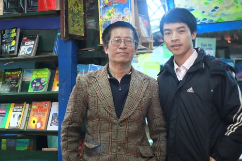 Họa sĩ thất nghiệp bán sách 'đồng nát' ảnh 1