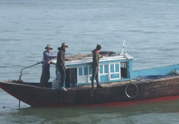 Lặn đêm dưới đáy biển ảnh 1