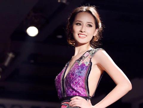 Mai Phương Thúy tung váy trên sàn catwalk ảnh 1