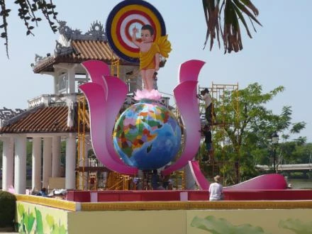 Lễ đài Thương Bạc, nơi sẽ diễn ra thuyết pháp trong 4 đêm liền. Ảnh: Đăng Khoa.