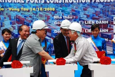 Phó Thủ tướng Hoàng Trung Hải chia sẻ niềm vui với các đơn vị liên quan trong ngày khởi công dự án phát triển cảng quốc tế Cái Mép - Thị Vải. Ảnh: Trần Duy