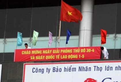 Sai sót trong pano chào mừng giải phóng miền Nam ảnh 2