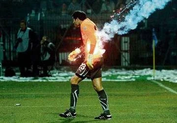 Thủ môn cháy áo đấu vì bị ném pháo sáng ảnh 1 Thủ môn cháy áo đấu vì bị ném pháo sáng ảnh 1