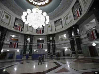 Ngắm những cung điện "khủng" của Saddam Hussein ảnh 1