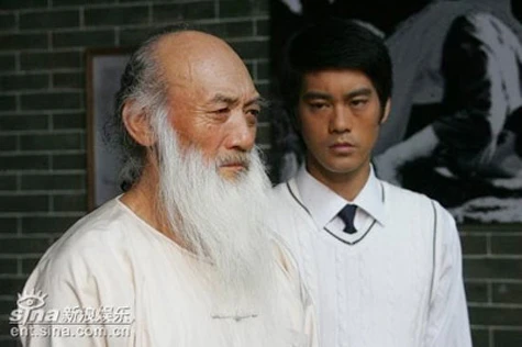 Diệp đại sư luôn dõi mắt theo đồ đệ Lý Tiểu Long. Ảnh: Sina