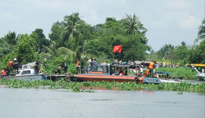 Hình ảnh cứu hộ trục vớt tàu Dìn Ký chìm trên sông Sài Gòn ngày 21-5-2011 ảnh 18