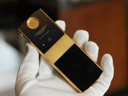 Bộ đôi điện thoại Mobiado Aston Martin One 77 giá khủng về TP.HCM ảnh 3