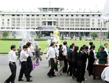 Lễ viếng chính thức chưa bắt đầu, nhưng những người thân thiết với chú Sáu Dân dường như không thể chờ lâu hơn.