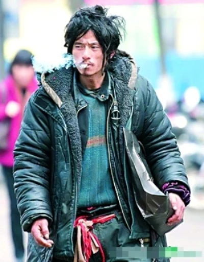 Tiết lộ nhóm người đứng sau "vua ăn mày" xì tai ảnh 2