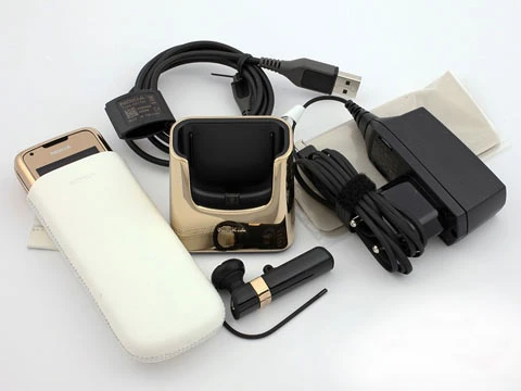 Các phụ kiện đi theo máy có thêm bao da trắng và tai nghe Bluetooth.