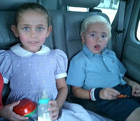 Hai thiên thần nhỏ Prince và Paris ngồi trong ôtô, trông lũ trẻ xinh xắn chẳng khác gì búp bê.