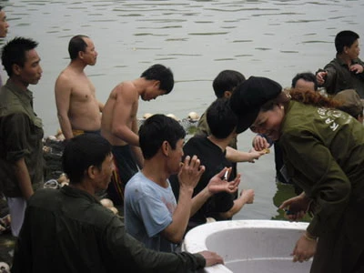 Trực tiếp quây bắt Rùa hồ Gươm: Cụ đã vào "lồng" ảnh 6 Trực tiếp quây bắt Rùa hồ Gươm: Cụ đã vào "lồng" ảnh 6