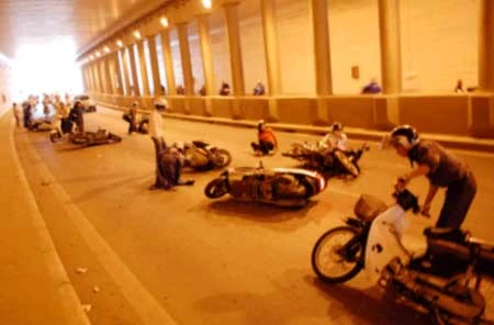 Hàng loạt xe máy gặp nạn trong hầm Kim Liên ảnh 1