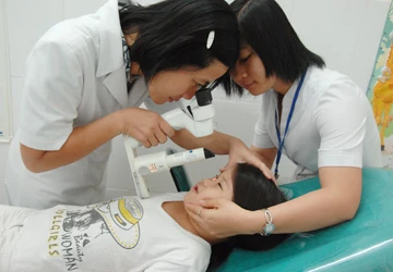 Trẻ có thể bị mù vì thuốc nhỏ mắt ảnh 1