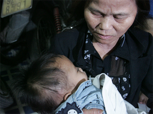 Cha không đội mũ bảo hiểm, con 2 tuổi bị đánh u đầu? ảnh 1 Cha không đội mũ bảo hiểm, con 2 tuổi bị đánh u đầu? ảnh 1