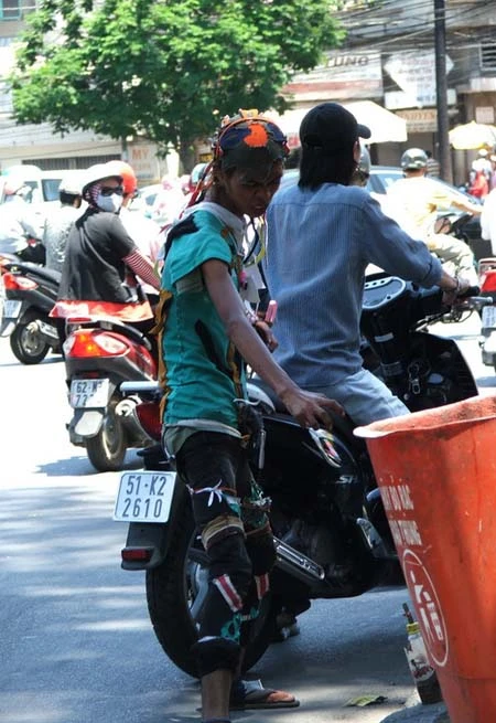 “Bụi đời” ăn mặc “mốt” nhất Sài Gòn ảnh 2