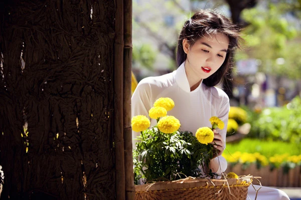 Ngọc Trinh - nàng thơ trong tà áo dài trắng ảnh 1