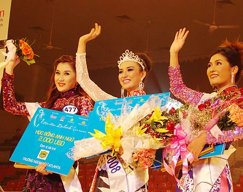 Ba thí sinh đoạt giải cao trong cuộc thi (từ trái qua): Á hậu 1 Nguyễn Minh Ngọc Trâm, Hoa hậu Phan Thị Ngọc Diễm, Á hậu 2 Nguyễn Thị Phương Thảo. (Ảnh VNE) Tân Hoa hậu trong trang phục bikini. Ảnh: Anh Vân (VNE) Ba thí sinh đoạt giải cao trong cuộc thi (từ trái qua): Á hậu 1 Nguyễn Minh Ngọc Trâm, Hoa hậu Phan Thị Ngọc Diễm, Á hậu 2 Nguyễn Thị Phương Thảo. (Ảnh VNE) Tân Hoa hậu trong trang phục bikini. Ảnh: Anh Vân (VNE)