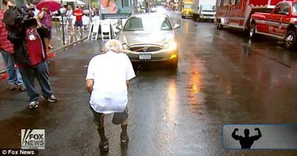 Cụ ông 91 tuổi kéo xe hơi bằng răng ảnh 1 Cụ ông 91 tuổi kéo xe hơi bằng răng ảnh 1