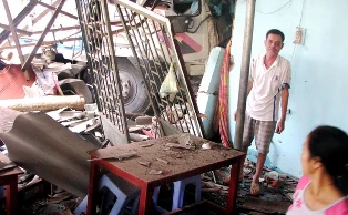 Xe tải chở gỗ ủi sập ba tiệm phở ảnh 1