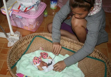 Cứu sống bé gái sơ sinh bị mẹ vứt bỏ ảnh 1