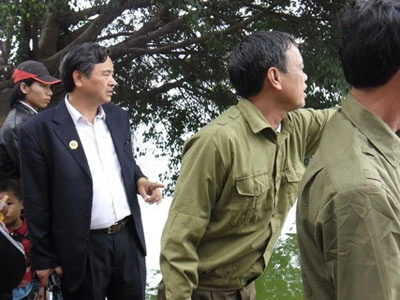 Trực tiếp quây bắt Rùa hồ Gươm: Cụ đã vào "lồng" ảnh 13 Trực tiếp quây bắt Rùa hồ Gươm: Cụ đã vào "lồng" ảnh 13