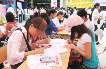 Lướt net tìm việc ảnh 1