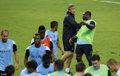 Tái diễn vụ Mancio đánh Balo, Pellegrini tóm cổ Richards ảnh 1