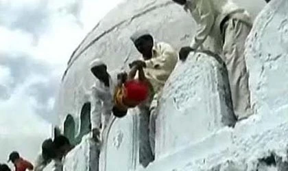 Nhức nhối lễ ném trẻ con cầu may ở Ấn Độ ảnh 1