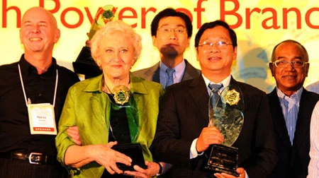 Ông Lê Hoàng nhận giải thưởng “Thành tựu trọn đời trong xuất bản” ảnh 1