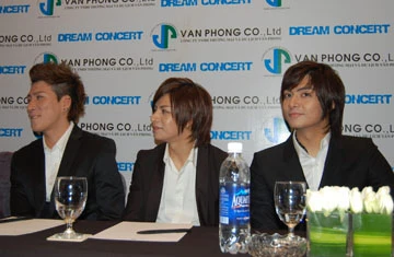 Nhóm T-Max (với thành viên Kim Jun - chàng công tử trong phim Vườn sao băng đang được khán giả trẻ yêu thích. Ảnh: H.VI