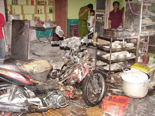 Thiếu nữ lái xe máy tông bếp gas, quán ăn bốc cháy ảnh 2
