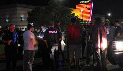 Nước Mỹ để tang các nạn nhân vụ nổ súng tại rạp chiếu phim ảnh 1