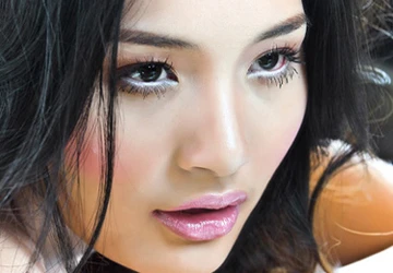 Hương Giang bán đấu giá tranh có chữ ký 100 HHTG ảnh 1