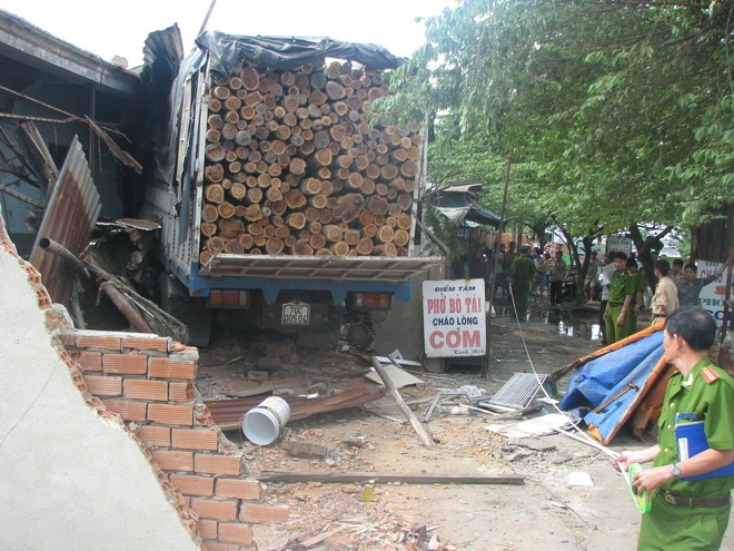 Xe tải chở gỗ ủi sập ba tiệm phở ảnh 2