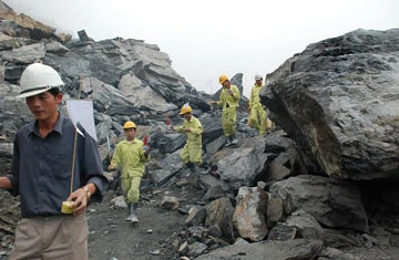 Những nén hương được đồng nghiệp thắp cho các nạn nhân. Ảnh: TR.MINH