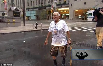 Cụ ông 91 tuổi kéo xe hơi bằng răng ảnh 3 Cụ ông 91 tuổi kéo xe hơi bằng răng ảnh 3