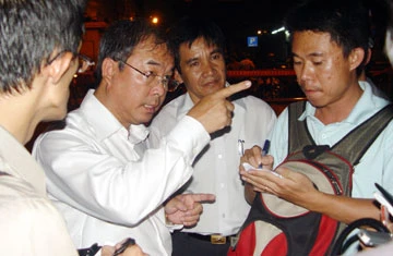 Phó Chủ tịch thường trực UBND TP Nguyễn Thành Tài trả lời báo chí tại hiện trường. Ảnh: HTD