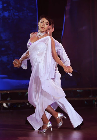 Minh Hằng thăng hoa trong đêm chung kết Bước nhảy Hoàn vũ ảnh 9