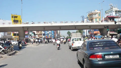 Hà Nội: Xuất hiện bẫy "chẹt chân, ăn vạ" khi dừng đèn đỏ ảnh 1