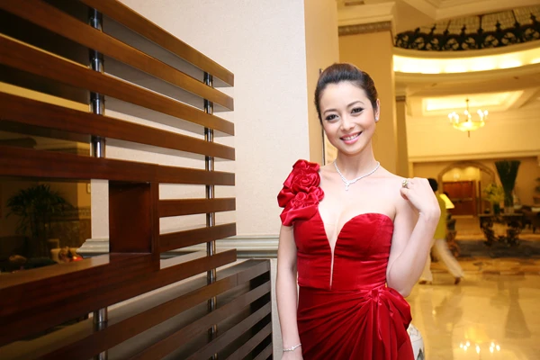 Jennifer Phạm lấp ló ngực đầy ảnh 5