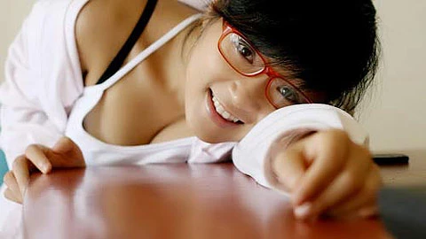 Nữ sinh "lộ hàng" trong lớp vì muốn chứng tỏ "đẳng cấp"? ảnh 1