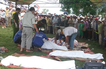 1. Lều do Hội Chữ thập đỏ dựng tại hiện trường để tập kết xác nạn nhân. 1. Lều do Hội Chữ thập đỏ dựng tại hiện trường để tập kết xác nạn nhân.