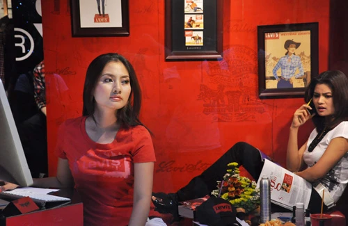 Tuyết Ngọc "sống" 24h trong lồng kính ảnh 6