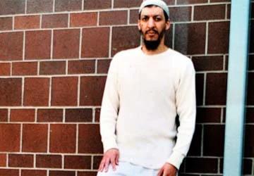 Đời tù tội của kẻ đánh bom giày khét tiếng ảnh 1