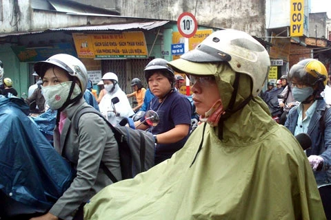 Sài Gòn mưa lớn, nhiều công chức trễ giờ làm ảnh 4