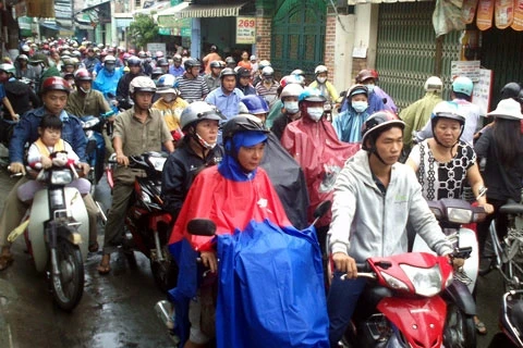 Sài Gòn mưa lớn, nhiều công chức trễ giờ làm ảnh 5